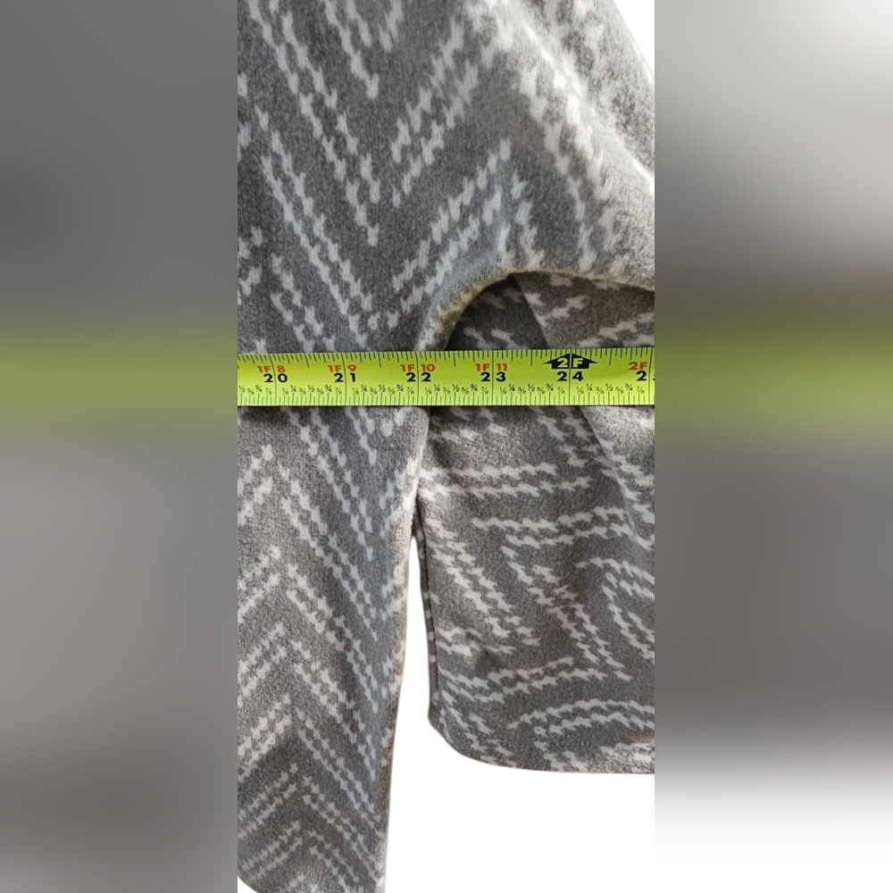 Adrienne Vittadini - Gray & White Chevron Studded Shoulders Batwing Long Sleeve​ - Picture 8 of 9